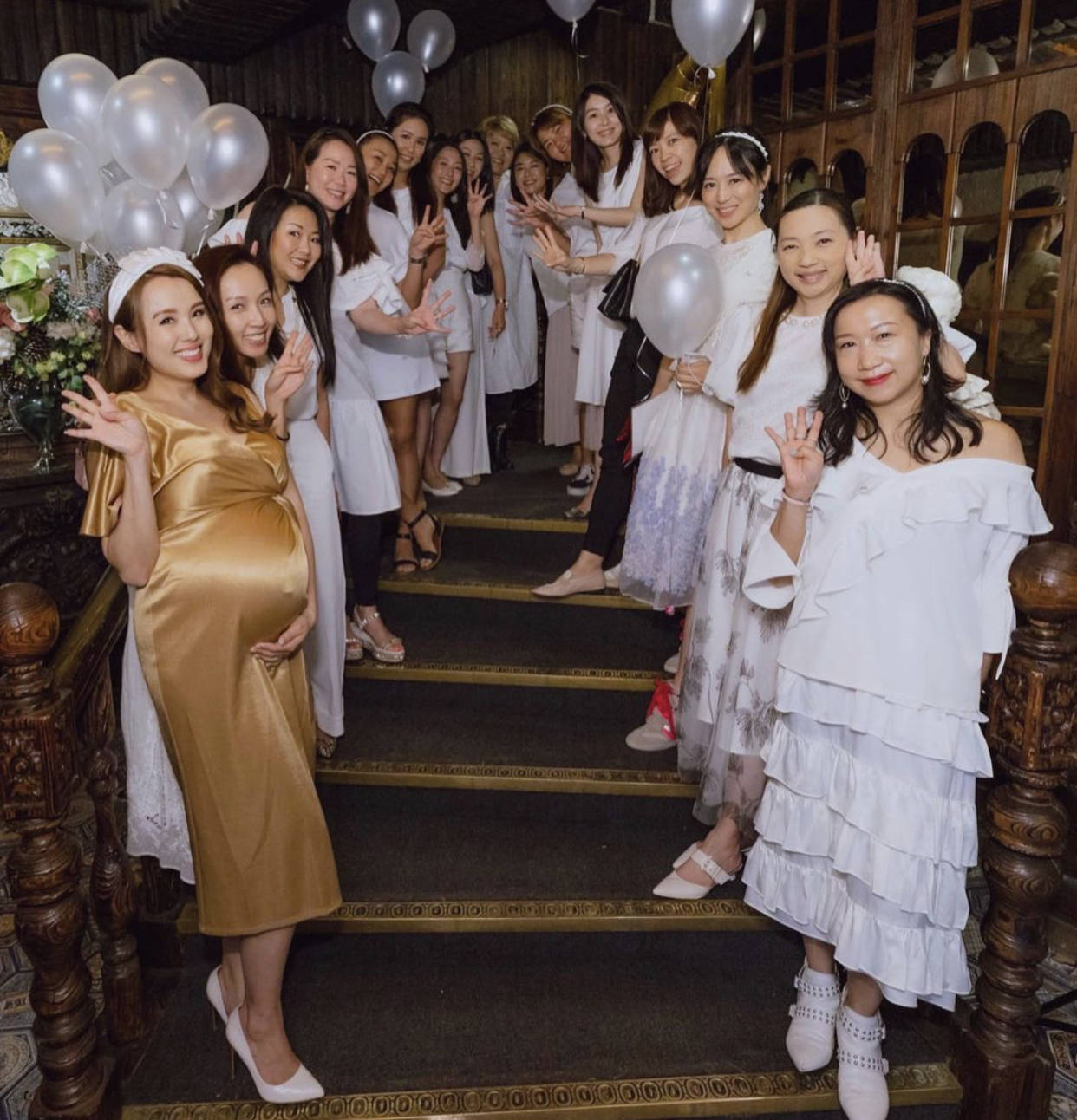 40岁香港女星挺巨肚开生日派对选港姐入行在tvb10年不获续约