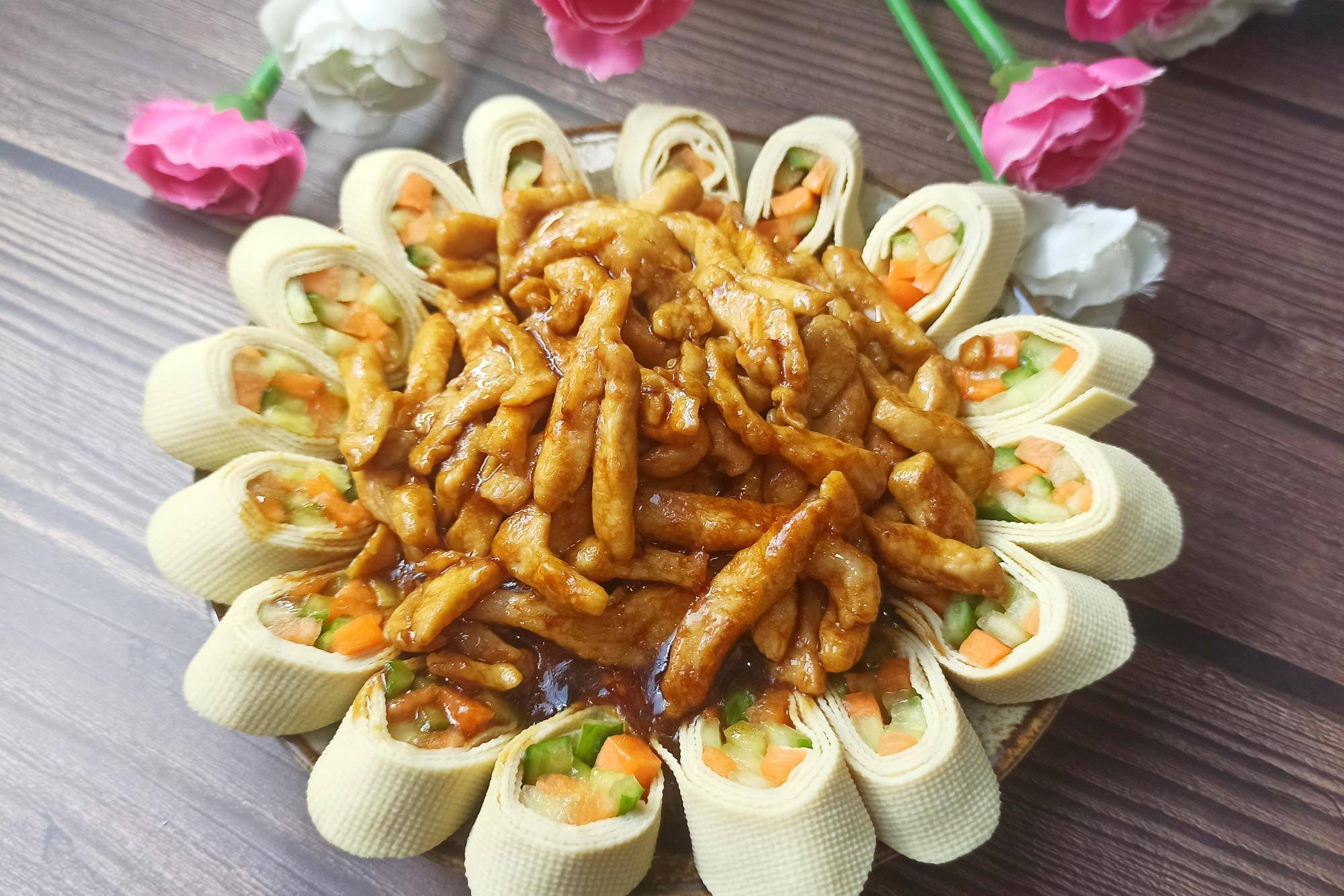 【花开富贵之京酱肉丝】豆腐皮也叫作千张,它含有丰富的蛋白质,营养