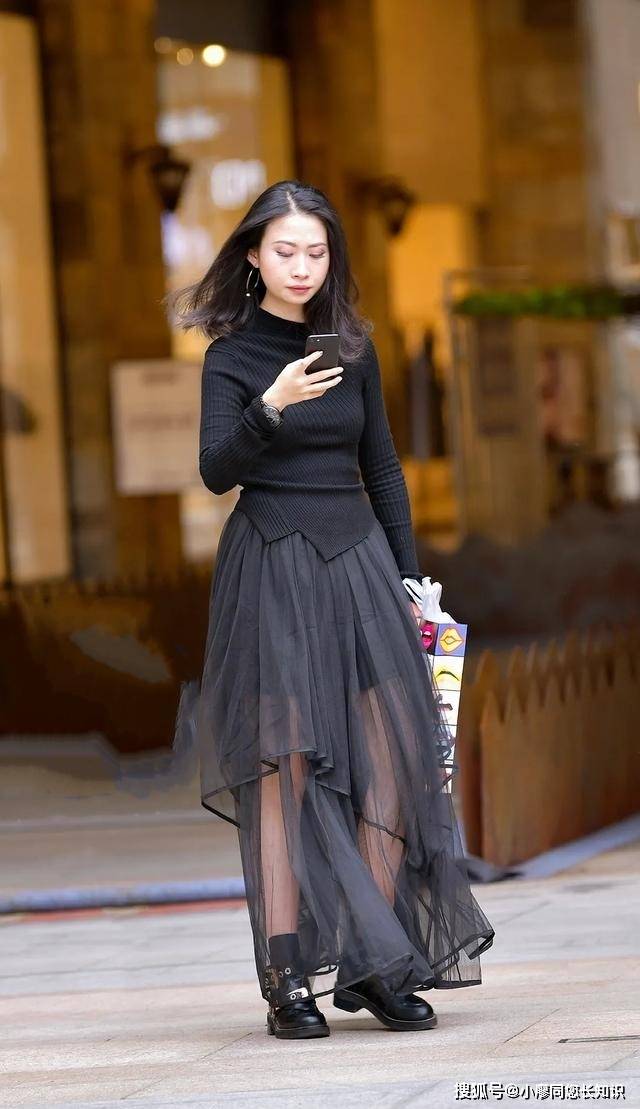 街拍:姑娘黑色针织衫搭配同色薄纱长裙,显得成熟又有气质