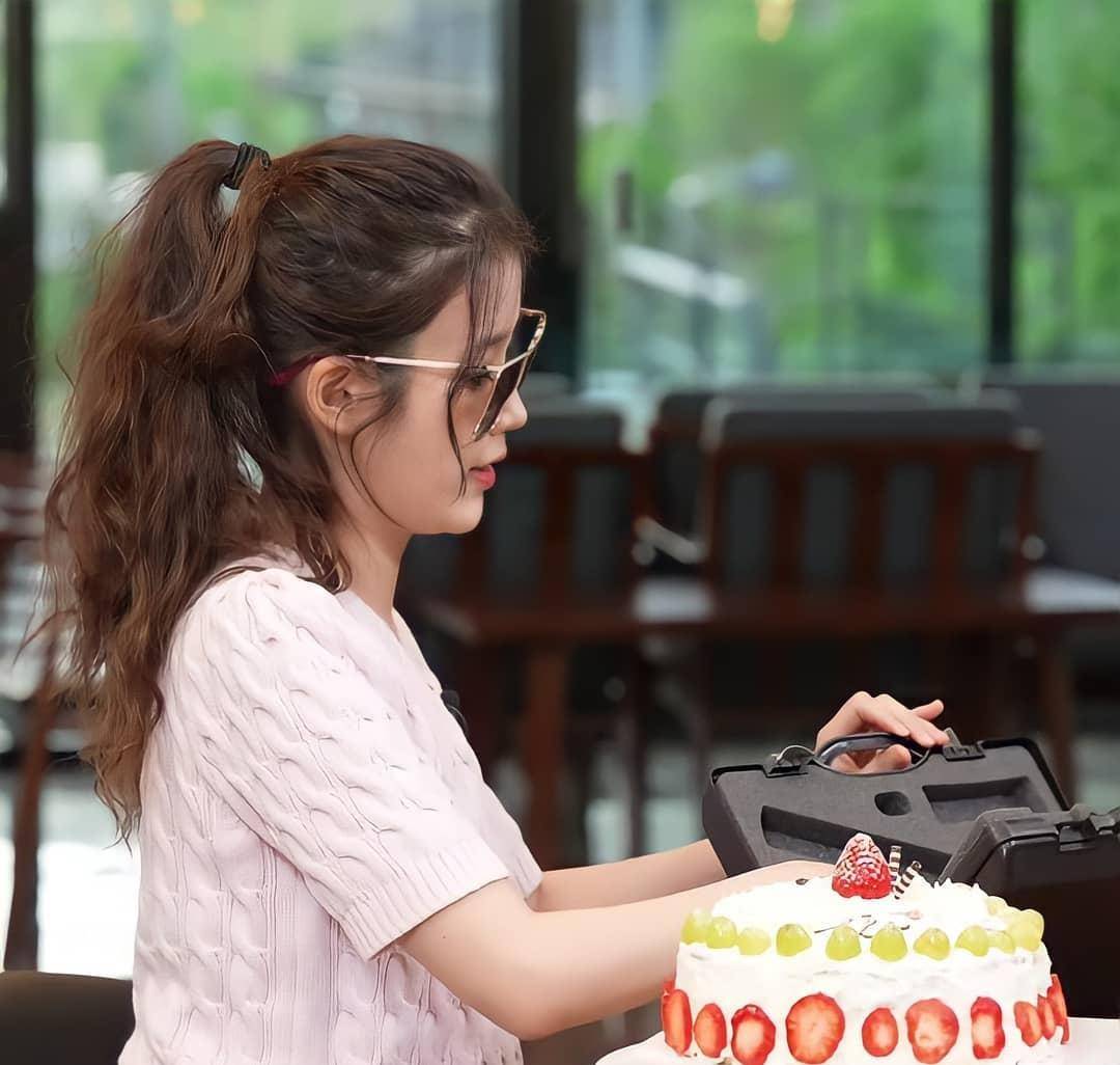 超高的捐款金额立即引发韩国上下讨论,但事实上,iu自出道有能力之后