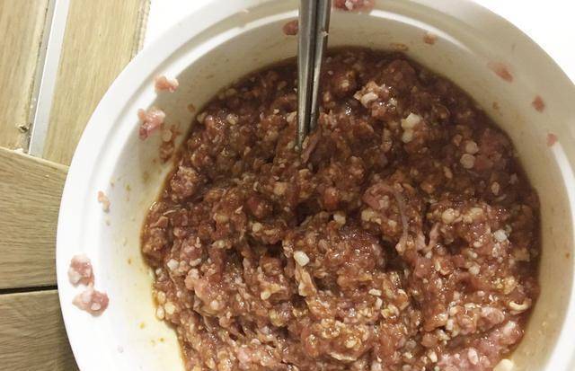 羊肉馅放花椒水 cb68aa2dd4a74206b3bf3aec87bd6234.jpeg