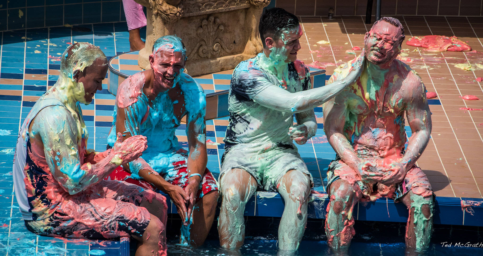 萨摩亚有着高山,雨林等丰富的热带景观,无数的死火山和珊瑚礁更是给