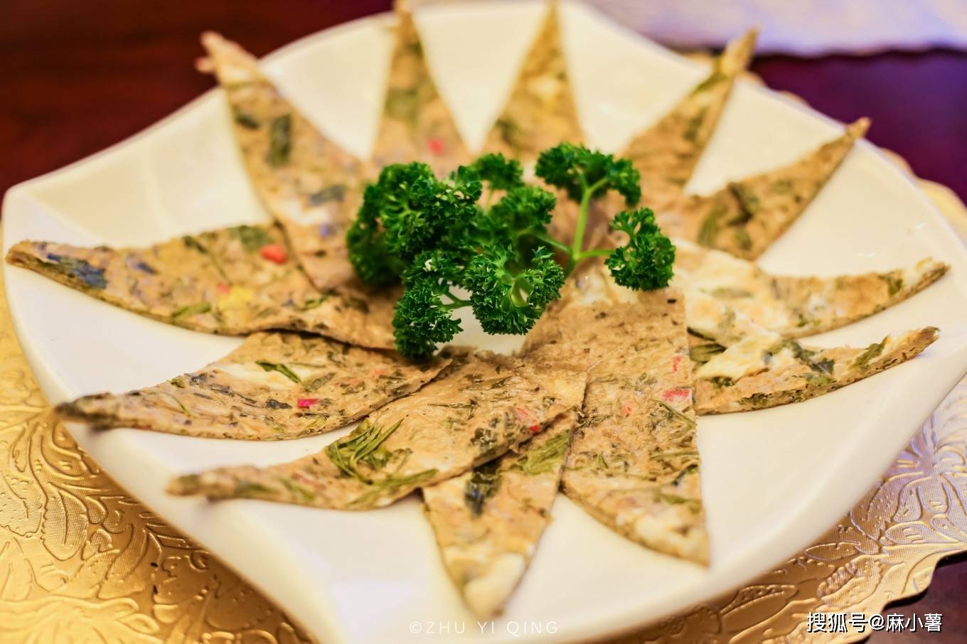 原创江西一家用茶叶做菜的餐厅,每道菜都有茶叶,旁边就是茶田