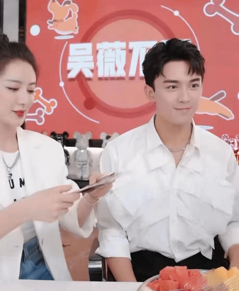 吴磊和薇娅同台直播,甜蜜互动幽默有趣,真是俊男靓女呀!