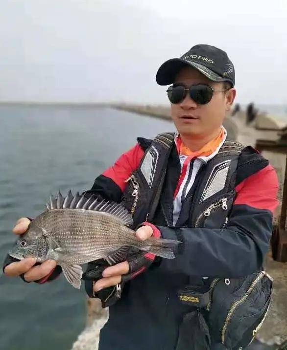 大连市钓鱼协会秘书长刘笑军表示,大连有良好的钓场吸引全国的钓友,市