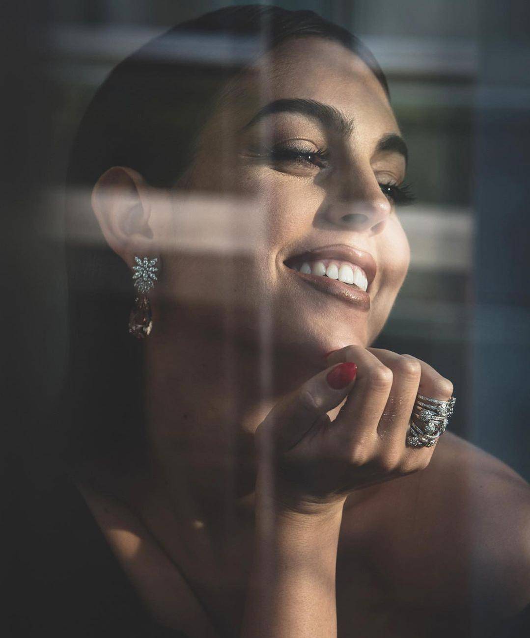 原创c罗女友最新靓照脚踩白色高跟鞋25岁乔治娜不愧是人生赢家