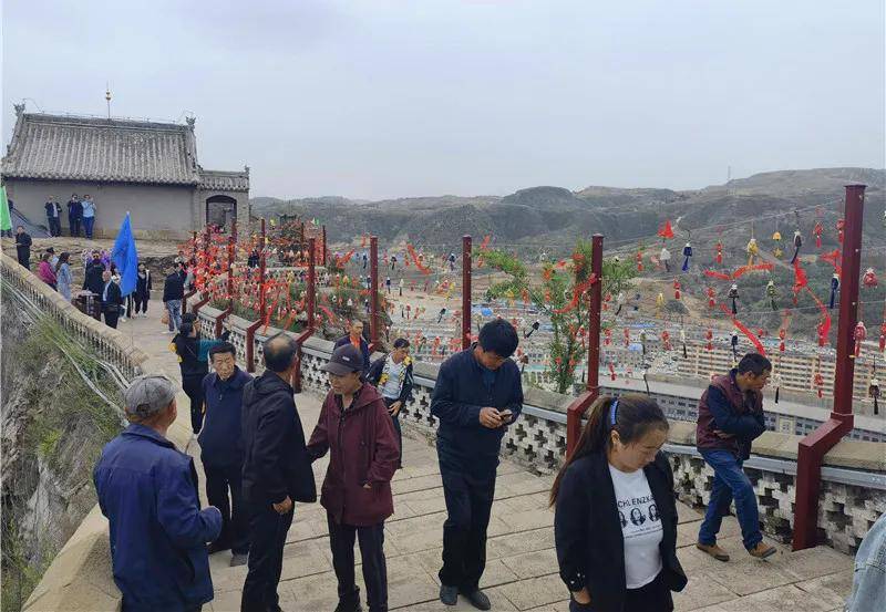 看大戏逛庙会二郎山上祈福纳祥成时尚