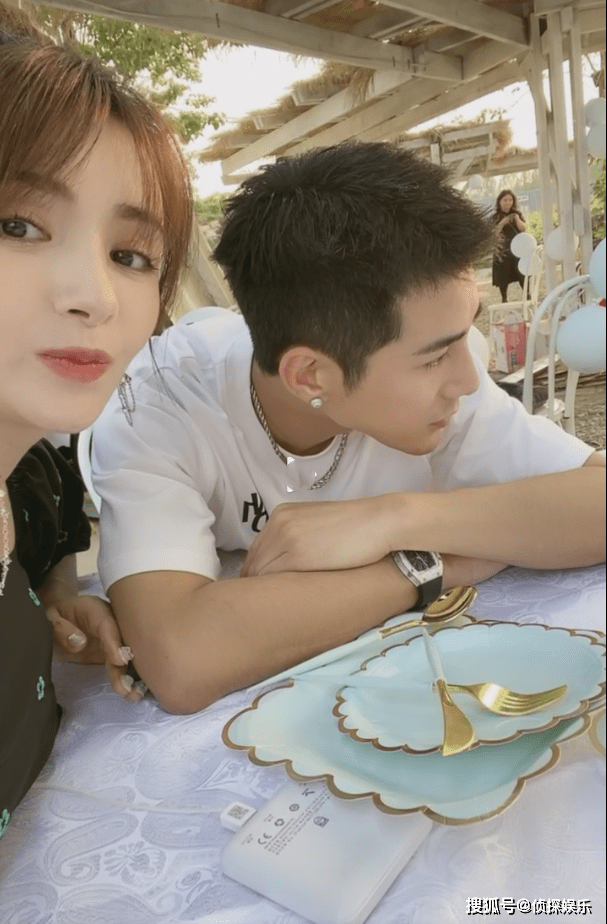 原创麦迪娜直播自曝预产期孕6月单手抱两岁儿子不娇气状态超好