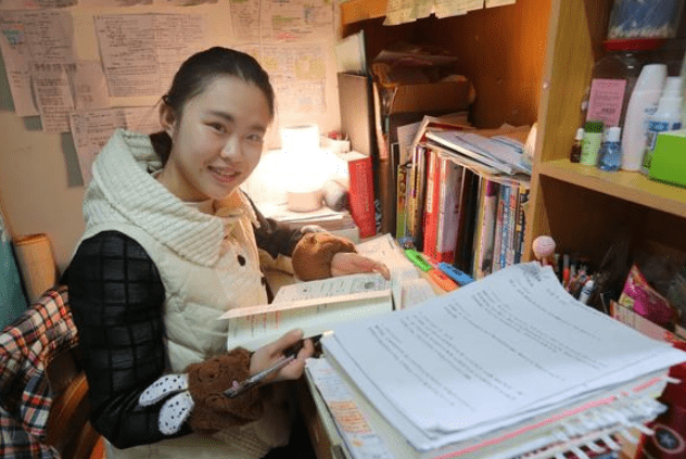 原创学霸登上光荣榜座右铭画风突变犹如段子家长质疑这叫啥榜样