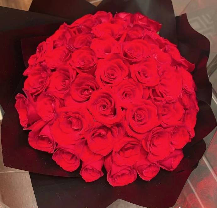 方媛晒出郭富城送的超大束玫瑰花! 郭富城与方媛