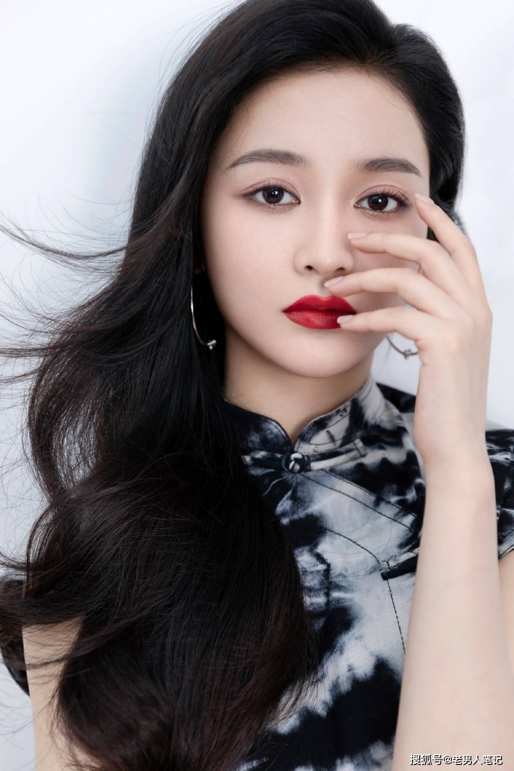 王一菲水墨旗袍大片都市风冷艳红唇自带气场港味十足