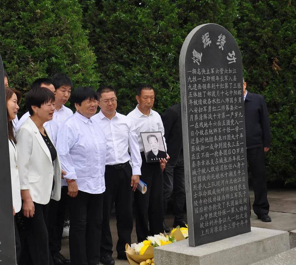 天水三代人守护红军墓85载 张辉师长后人千里来致谢_烈士
