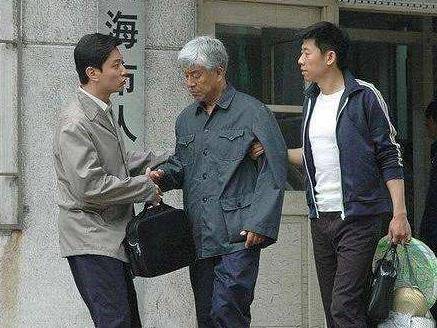 演员张洪杰带瘫痪老伴拍戏75岁不敢退休成子女摇钱树