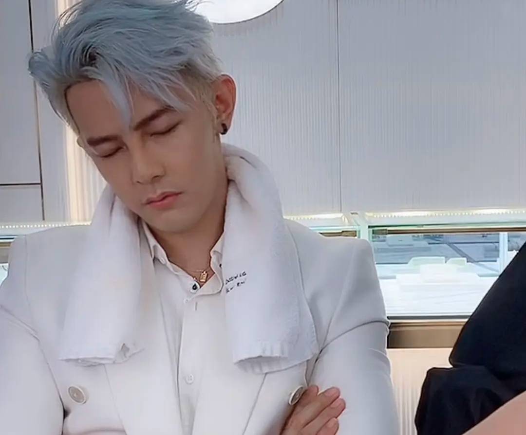 原创汪东城直播带货惹争议全程歪头睡觉一动不动工作人员还叫不醒