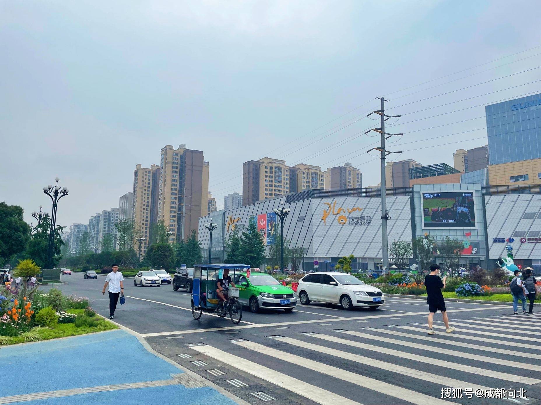 实拍新都蜀龙大道转盘拆除后,四方过街绿岛改造完工并投入使用