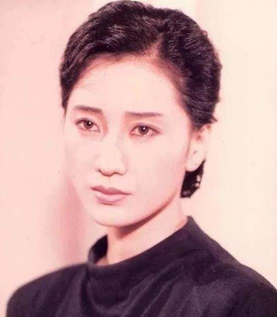 59岁苏明明因戏生情当红时嫁给导演如今息影多年家庭幸福