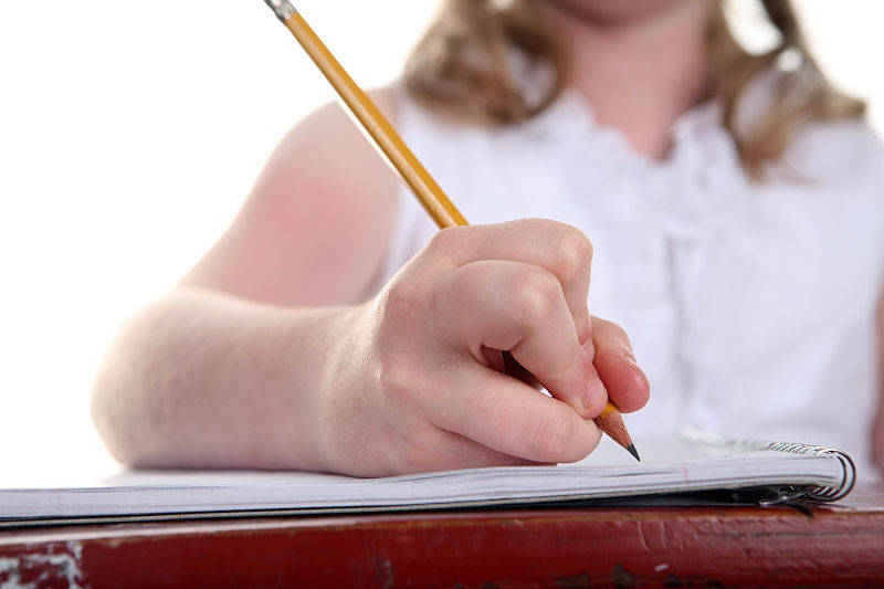 孩子什么时候学握笔?还应该注意这些问题,细节还是注意点好_宝宝