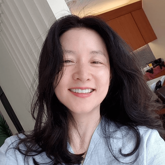 李英爱携爱女拍写真,10岁承彬气质好身高到妈妈肩膀