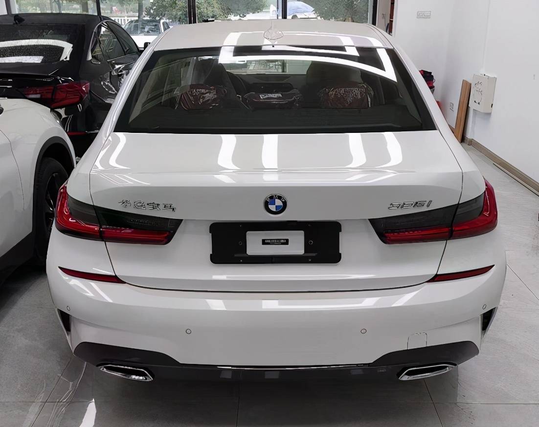 探店宝马325i外观似5系内饰双屏豪华但轴距和优惠能忍吗