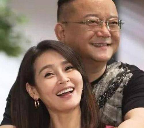 老戏骨王刚回应:她每个月花得比李湘还多_郑艳东