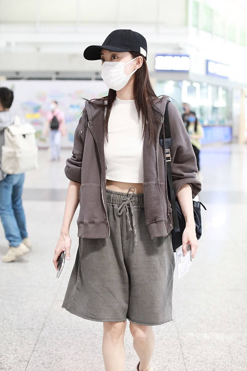 时尚迷彩裤露腰搭配 7565617766a84d55a2becad1a75a5bda.jpeg