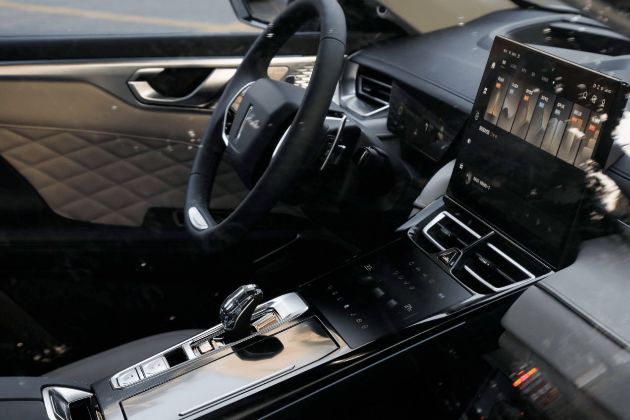 国潮汽车人燃炸来袭wey摩卡上市售价1758万元起智能化