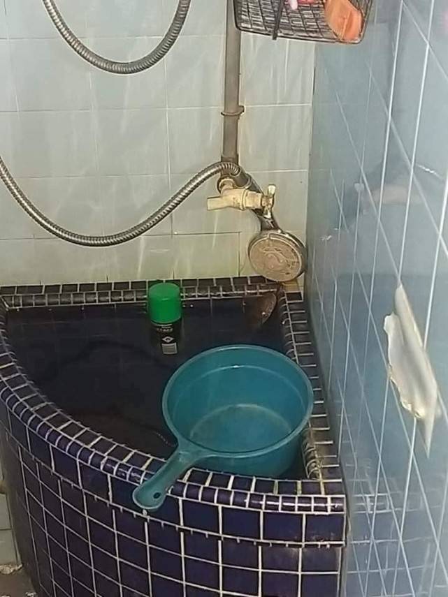 泰国屋主进浴室时 发现一条蟒蛇正在水槽内 泡澡 照片