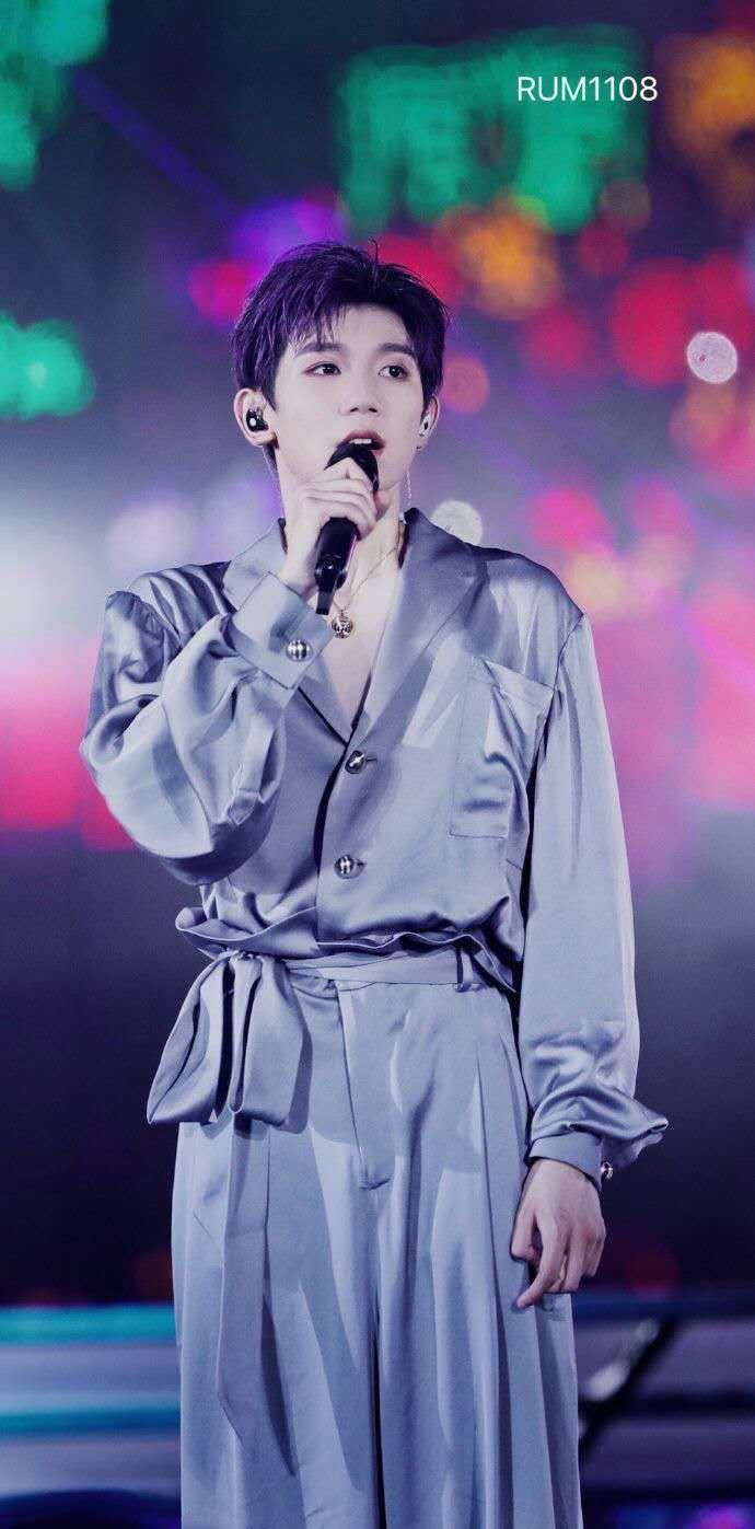 八千万粉丝博主王源多种深v着装 禁欲系荷尔蒙少年迷倒万千少女 睡衣