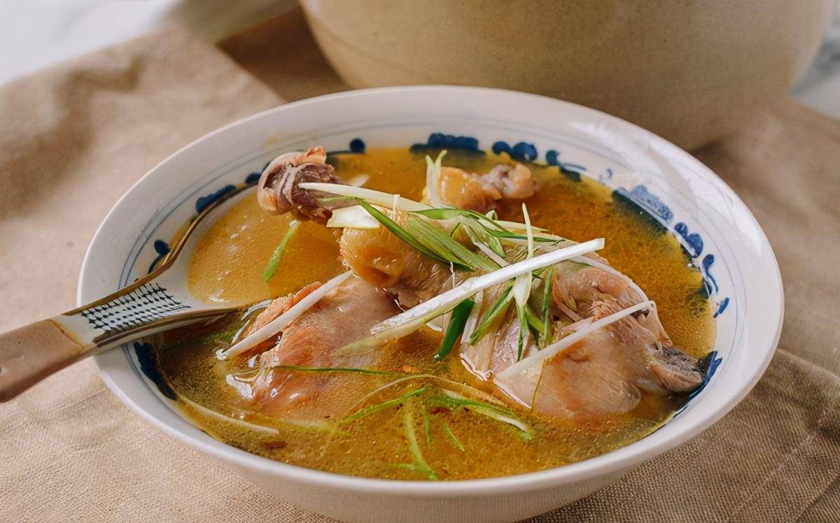 原创台湾麻油鸡汤做法很简单适合春天喝的鸡汤营养又美味