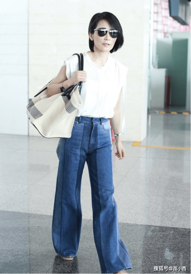 原创俞飞鸿穿出了50岁女人羡慕的打扮白衬衫配牛仔裤知性显气质