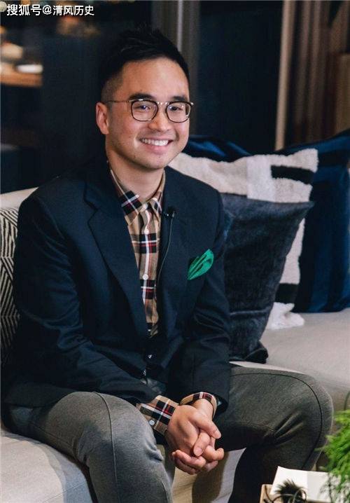 当时他有四个选择,摆在明面上的长子郑家纯,次子郑家成,以及摆在明面