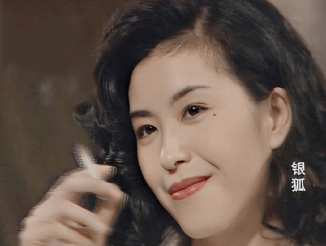 就这样凭借这个奖项,伍咏薇受到了香港影视圈的关注,顺利进入了tvb.