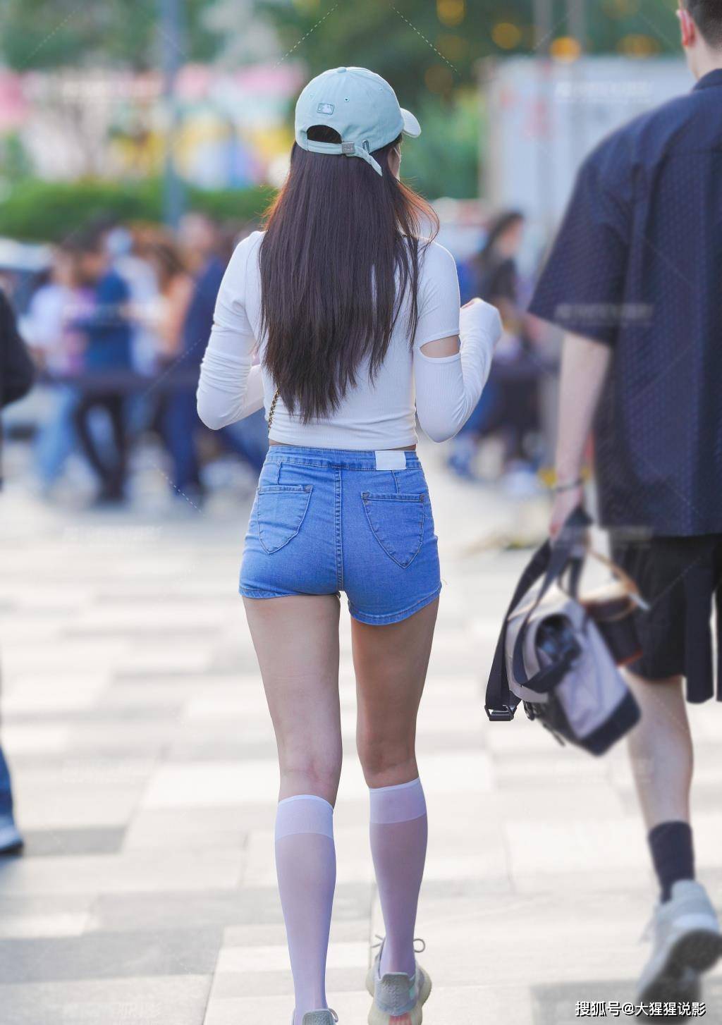 原创街拍小姐姐夏日的清凉装牛仔紧身短裤配t恤校园风格即时感