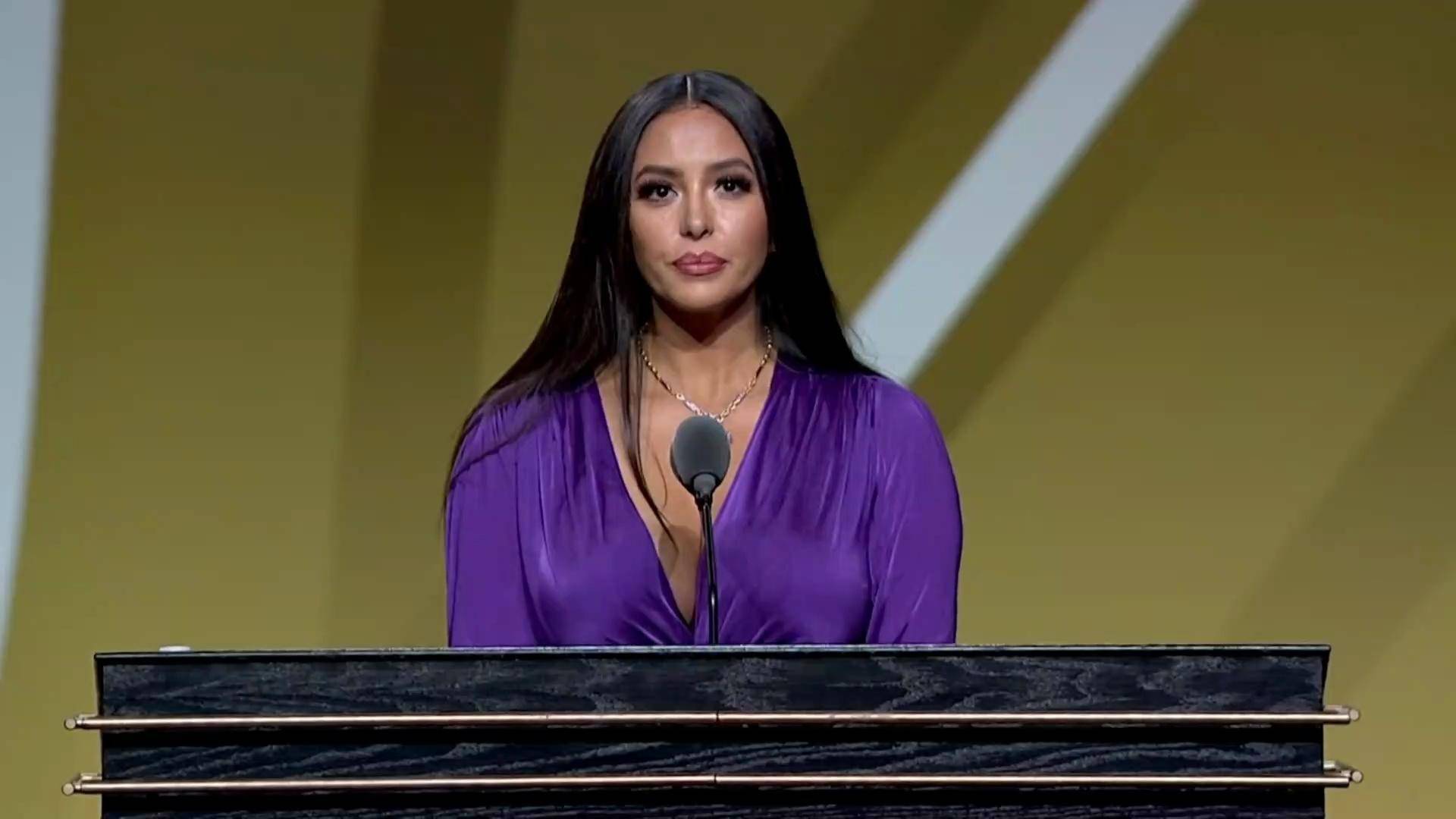 瓦妮莎晒美照,一细节引球迷热议,她还没忘掉科比和二女儿_品牌