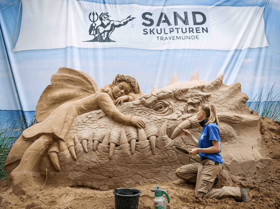 1/ 12 德国石勒苏益格-荷尔斯泰因州荷尔斯泰因,一位沙雕艺术家在为一