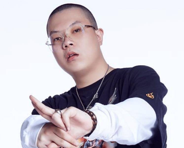 非常具有知名度的rapper加持,共同完成歌词的制作,那就是:功夫胖kung