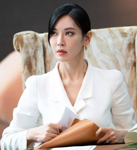 “百想视后”金素妍凭《顶楼》成人生赢家，《顶楼3》6月初首播
