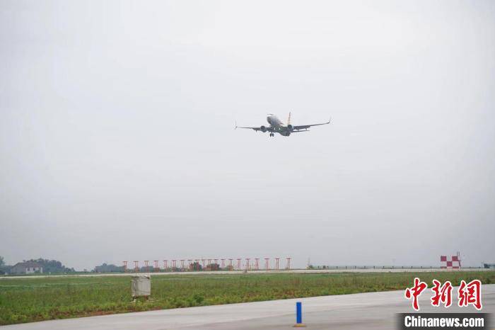 飞机即将在三峡机场改扩建飞行区降落. 王婷婷 摄