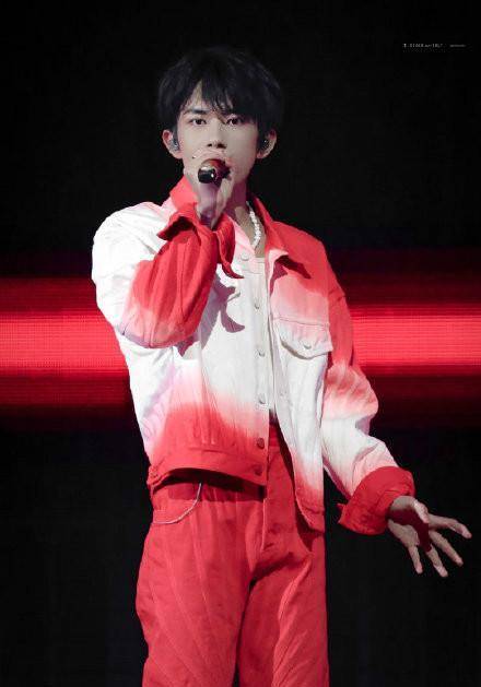 易烊千玺爸妈现场 a8aed3dcc14747c0b43b3bb3cc75b770.jpeg