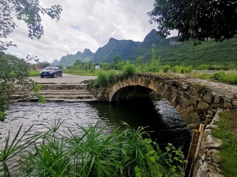 仙桂橋,位於陽朔縣白沙鎮舊縣村北一華里,始建於宋代宣和五年(公元