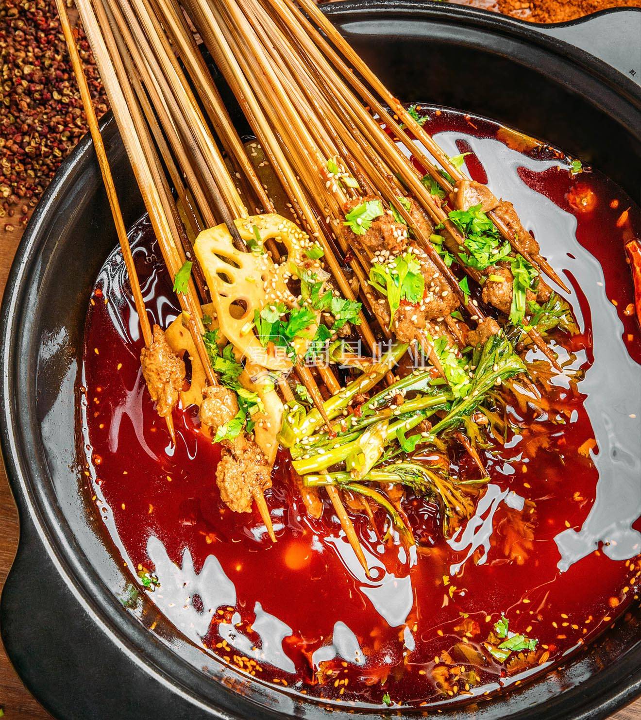 串串香和麻辣烫有什么区别?底料能共用吗?_锅底
