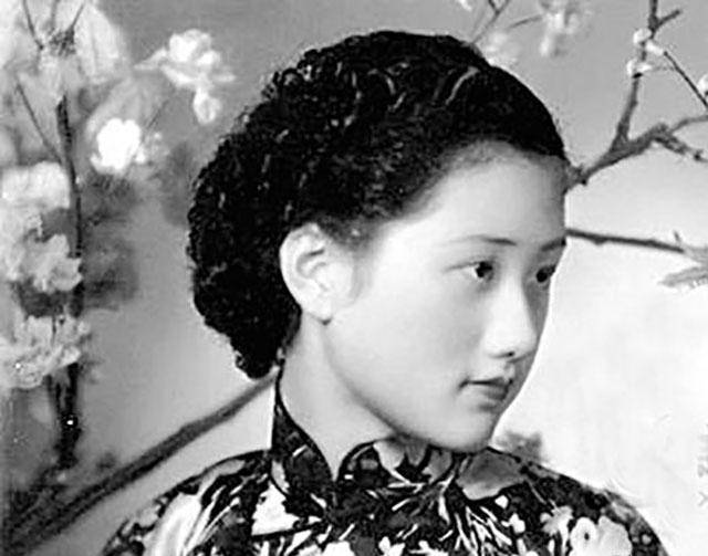 很快便惺惺相惜,互生情愫,但石挥却不是个正人君子,他家中已有妻子