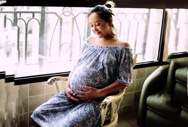 张歆艺产后145斤,虎背熊腰衣服扣子撑爆好尴尬!母乳妈妈的心酸_身材