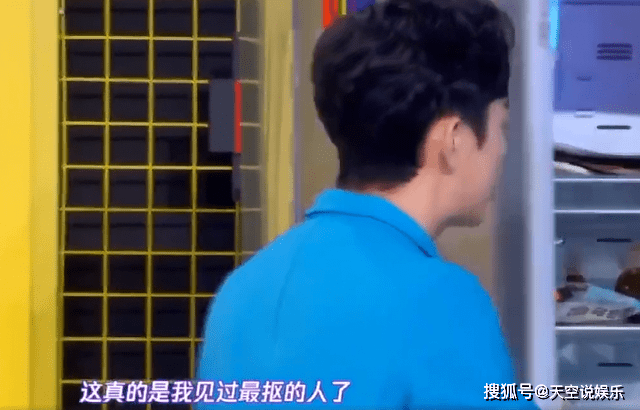 原创郭麒麟拒绝特殊待遇！被暴晒仍不要工作人员打伞，被指打脸苏芒