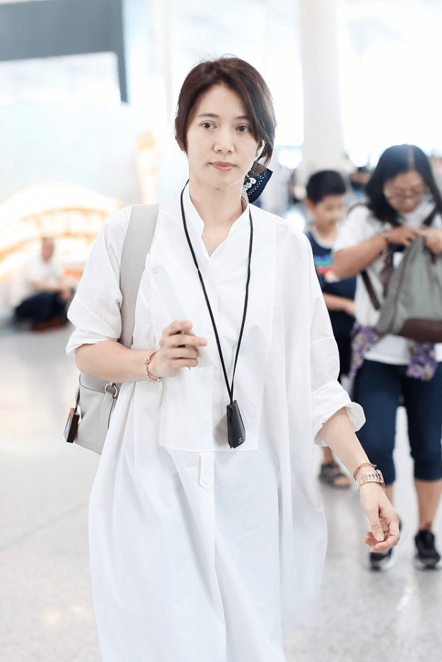 原创袁咏仪的素颜真是太能打了就算穿简单的白衬衫也挡不住魅力