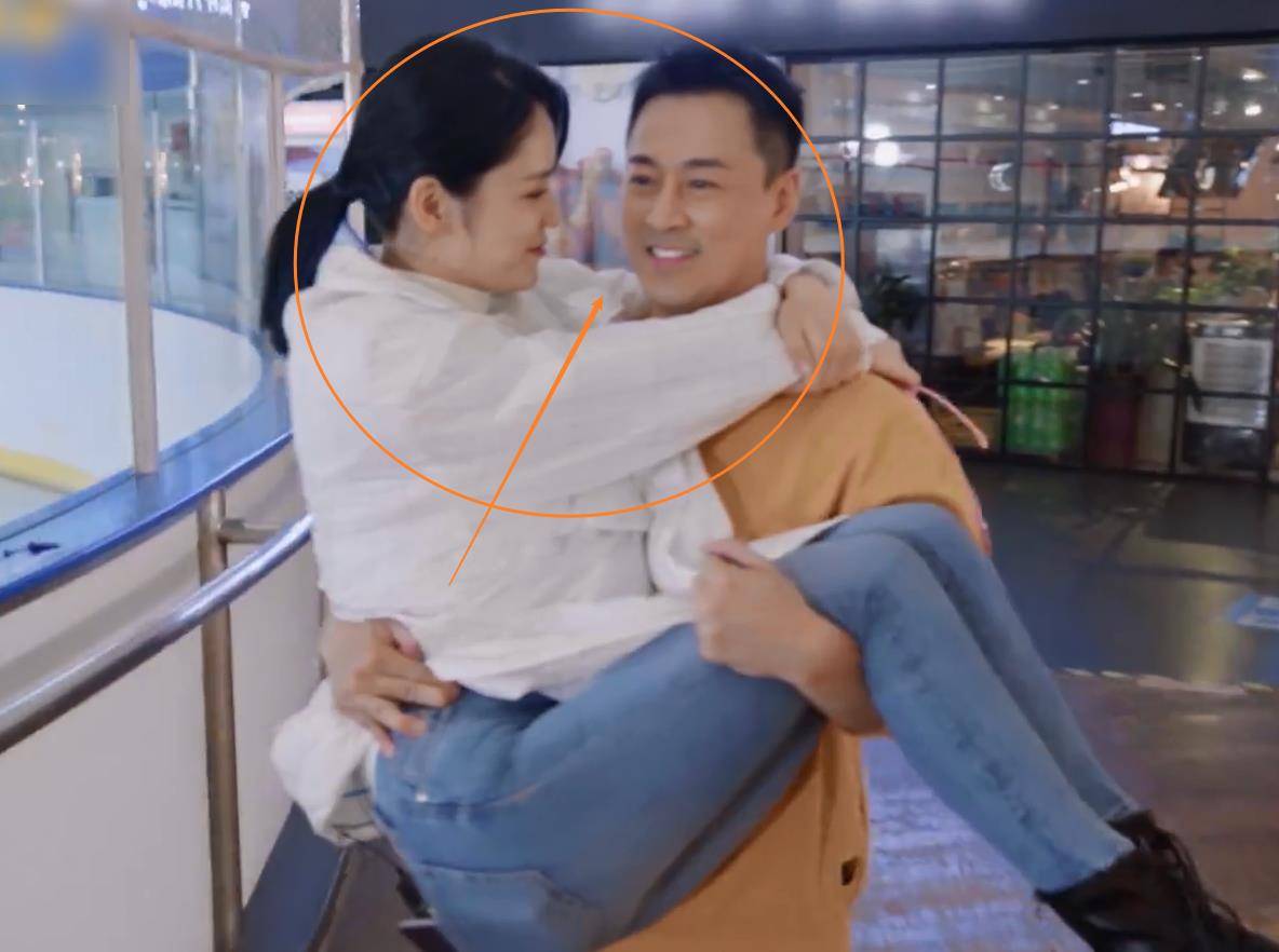 原创林峰张馨月去溜冰夹娃娃还在商场上演公主抱这对新婚夫妻太甜