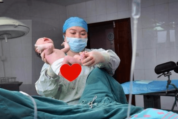 原创产妇生娃后,为何医生强调让她看新生儿的屁屁?亲妈不配看脸吗?