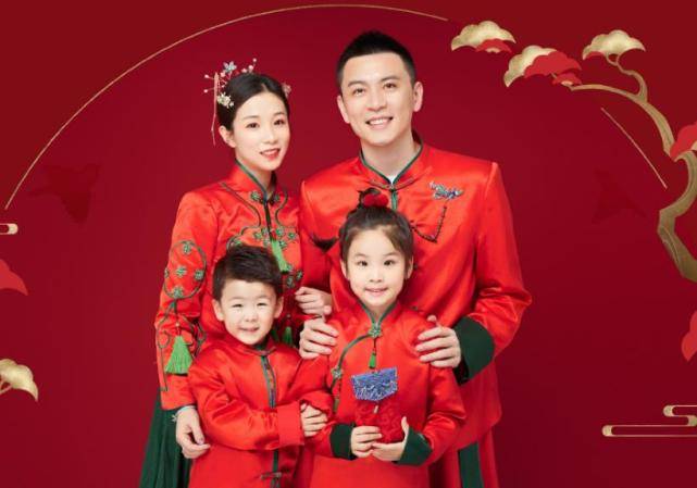 杨鸣妻子唐佳良于今天在微博晒照,画面中一家四口,一个儿子和一个女儿