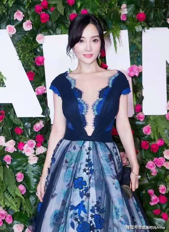 李小璐清纯气质真好穿深v长裙身材火辣人美衣靓惹人爱