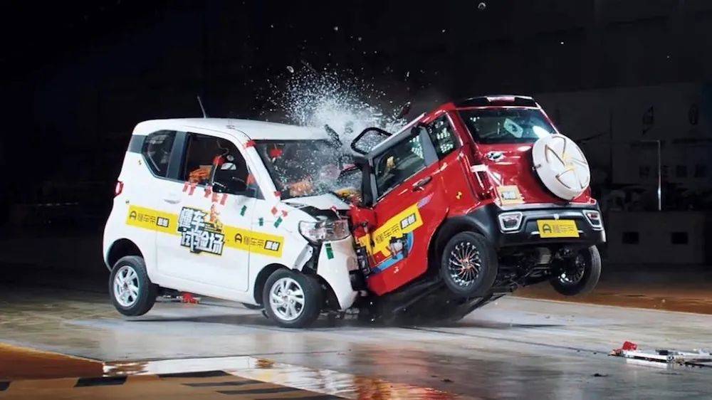 干翻特斯拉的五菱宏光miniev 与老头乐对撞 惨胜 防撞
